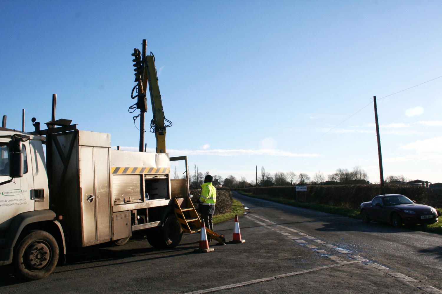 Erecting pole at New Rd/Metfield Rd junction...